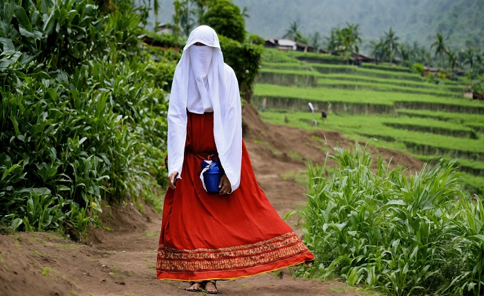 hijab girl hide face pic